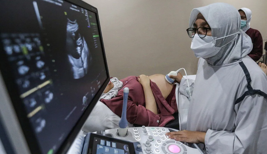 Ilustrasi - Dokter spesialis kebidanan dan kandungan memeriksa janin ibu hamil dengan peralatan Ultrasonografi (USG) di RSIA Tambak, Jakarta. (Foto: ANTARA)