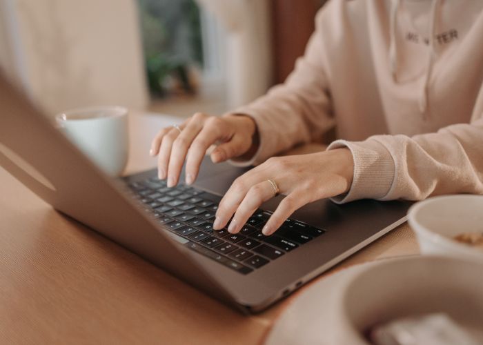 Ilustrasi Mengatasi Laptop Hang