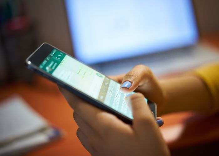 Ilustrasi Mengatasi Notif Pesan WA Delay di Android dan iPhone