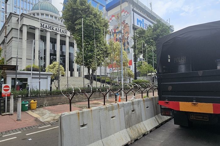 Pengamanan gedung Mahkamah Konstitusi (MK) diperketat jelang sidang perdana sengketa Pilpres 2024.