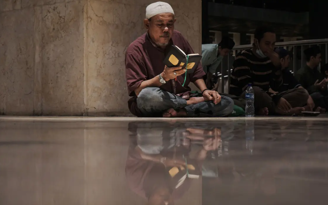 Malam lailatul qadar diketahui sebagai malam yang penuh berkah. Beribadah pada malam ini dianggap lebih baik daripada beribadah di malam lainnya, sekalipun selama seribu bulan. (merdeka.com)