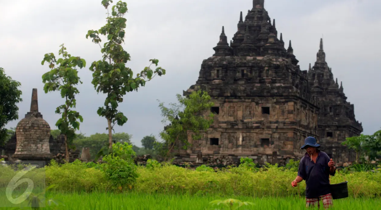 Seorang warga beraktivitas di sekitar Candi Plaosan, Klaten, Jateng, Selasa (26/1/2016). Candi Plaosan diperkirakan dibangun pada masa pemerintahan Rakai Pikatan dari Kerajaan Mataram Hindu, yaitu pad