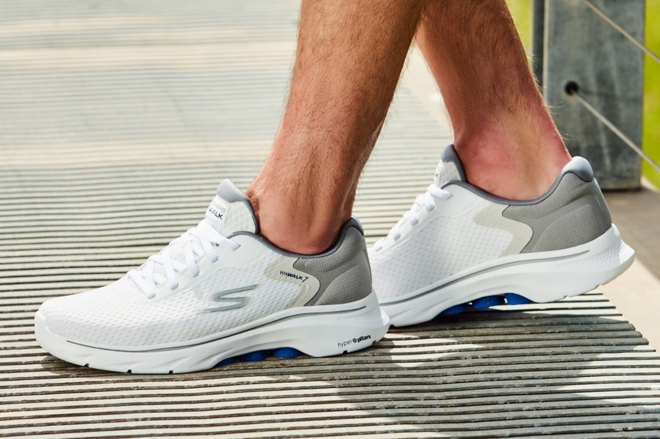 Skechers adalah brand sepatu yang memiliki popularitas cukup tinggi di antara kaum pria Indonesia. (foto: skechers.id)