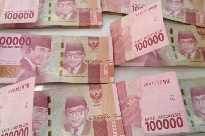 Ilustrasi uang pecahan Rp100.000 sasaran utama para pembuat uang palsu. Akhmad Nazaruddin Lathif/Antara