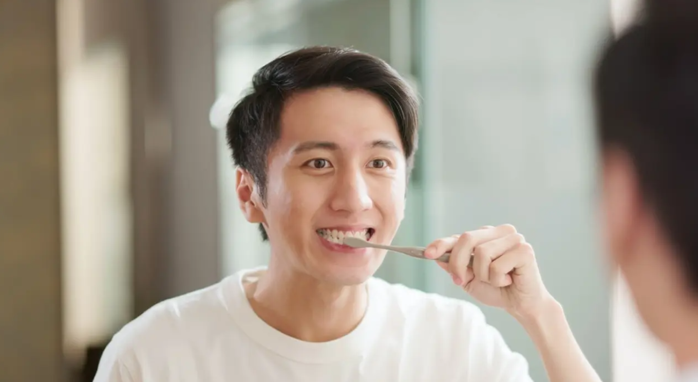 Rutin sikat gigi. (c) Shutterstock/aslysun