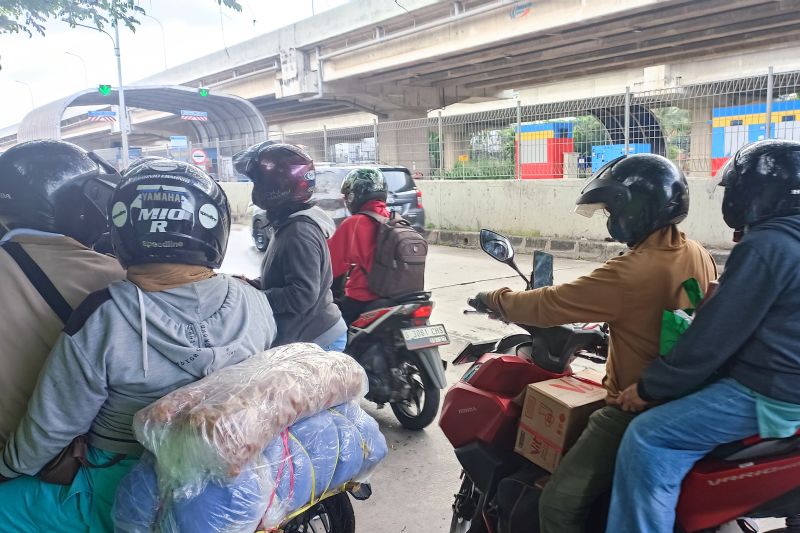 Sejumlah pemudik meminggirkan kendaraannya untuk beristirahat sejenak sebelum melanjutkan perjalanannya menuju Jakarta di Jalan Inpeksi Kalimalang, Selasa (25/4/2023).  (ANTARA/Ilham Kausar)