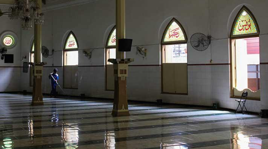 Masjid yang didirikan oleh Sunan Ampel dan terletak di kawasan Peneleh itu merupakan salah satu masjid tua di Surabaya. ANTARA FOTO/Didik Suhartono