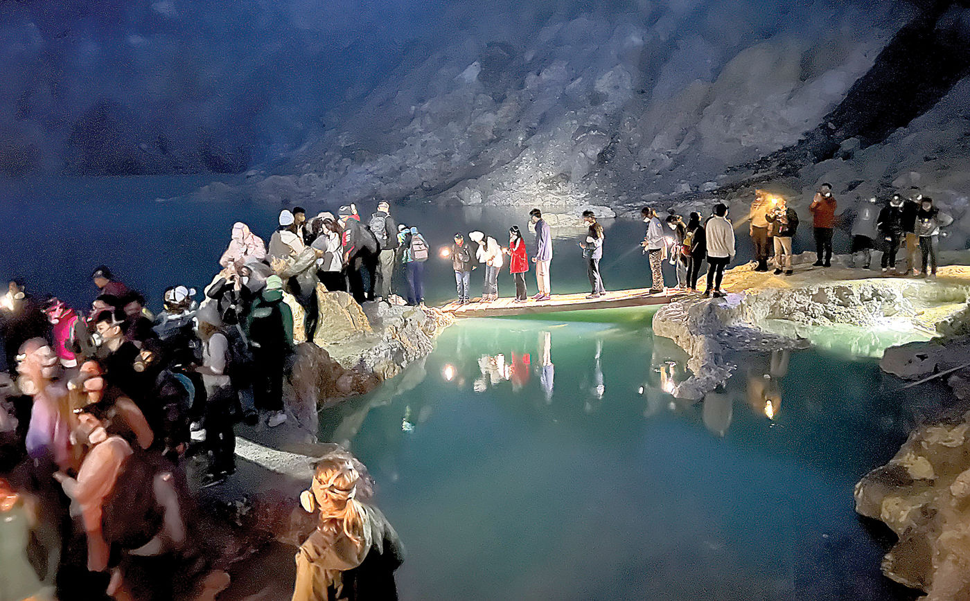 KELAS DUNIA: Wisatawan menikmati suasana blue fire di Kawah Ijen, salah satu kekayaan geologi Ijen Geopark, beberapa waktu lalu.  (JAWA POS RADAR BANYUWANGI)