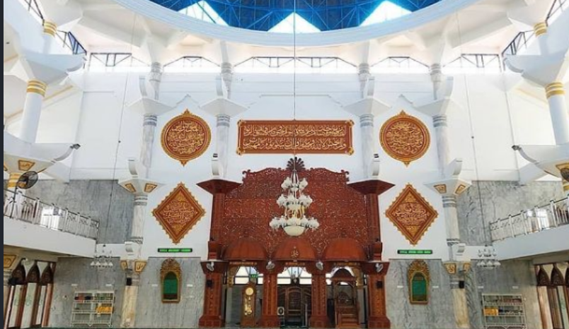 Suasana di dalam Masjid Agung Sampang