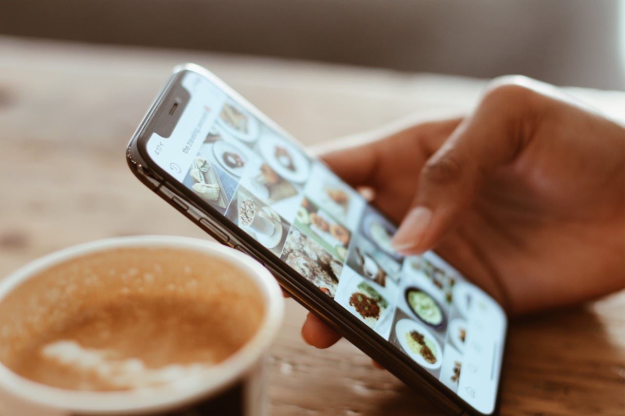Tips istirahat dari media sosial. (Pexels/Kerde Severin)