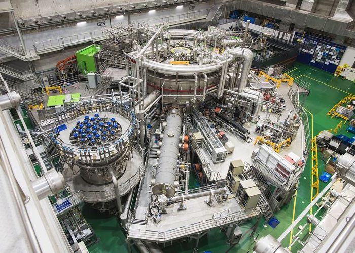 Perangkat fusi superkonduktor KSTAR, dikembangkan oleh peneliti Korea Selatan dan Amerika Serikat, mencatat rekor baru: operasi plasma selama 20 detik pada suhu melebihi 100 juta derajat Celcius.