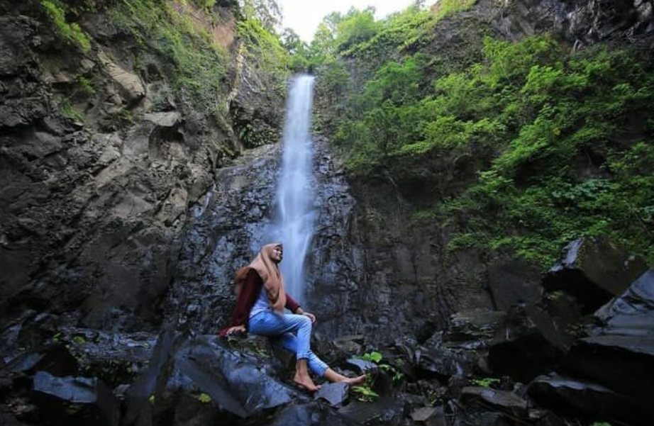 Pesona air terjun Laccar di Pulau Bawean (ig @fdyaaahh)