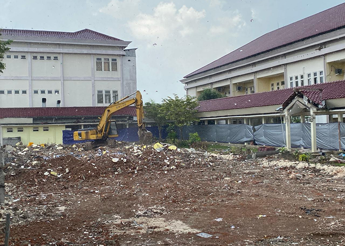 DIRATAKAN: Alat berat dioperasikan di lokasi yang akan dibangun gedung lima lantai RSUD Syamrabu. (JUPRI/JPRM)