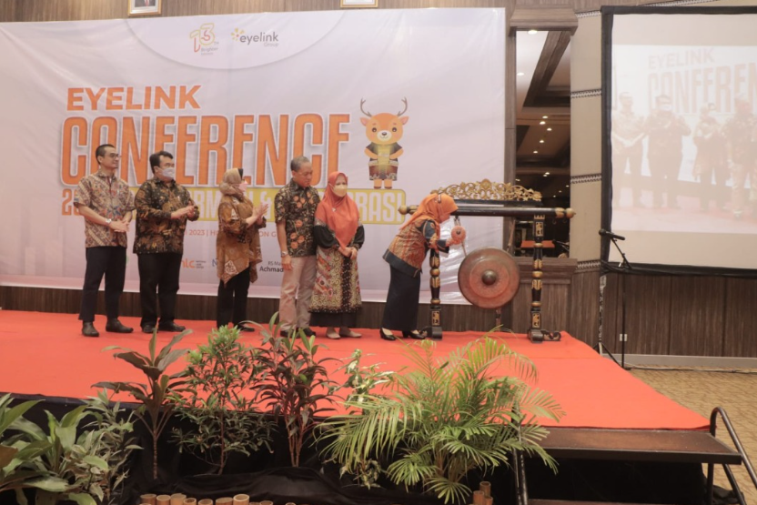 Direktur Eyelink Grop Uyik Unari saat melakukan Launching program Membuka Lentera Bawean (Foto  Chofifahgresiksatu.com)