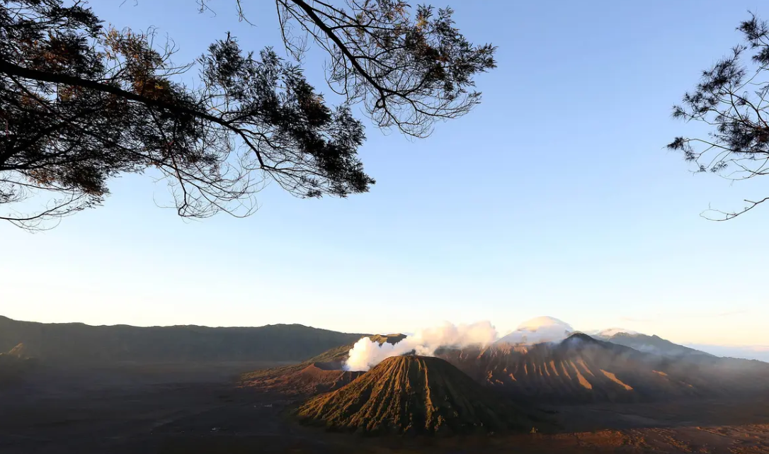 Ratusan wisatawan berbagai daerah setiap harinya memadati kawasan Bromo untuk berwisata melihat terbitnya matahari dan juga kawah Gunung Bromo. (Liputan6.com/Johan Tallo)