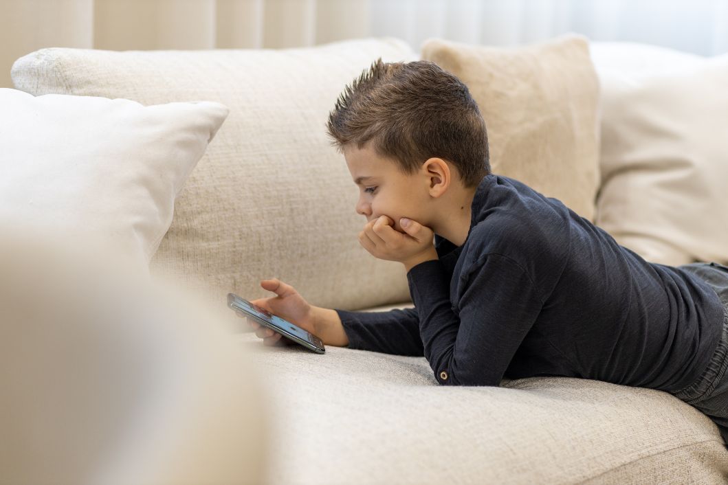 Ilustrasi Anak-Anak Nonton Youtube 106 Menit Sehari