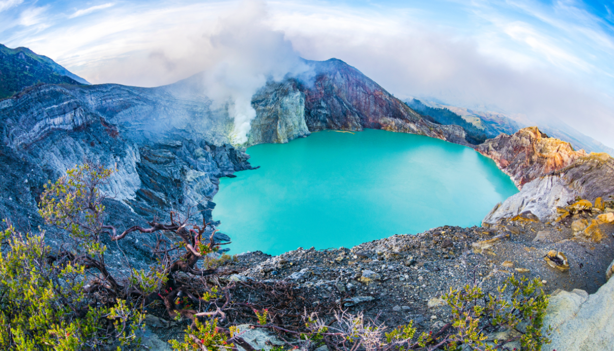 Keindahan Geopark Ijen yang memiliki danau paling asam di dunia (Shutterstock/chris piason)