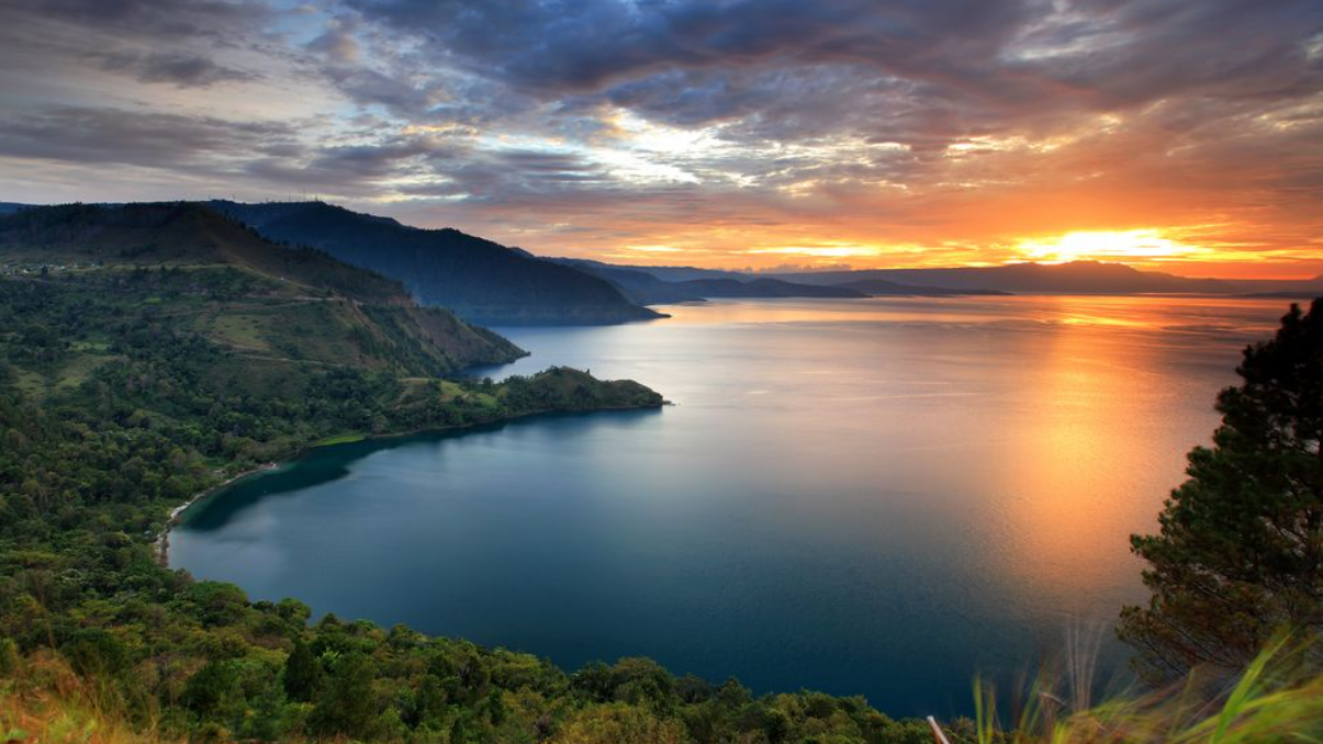 Lanskap Danau Toba. (Foto: Shutterstock/franshendrik Tambunan)