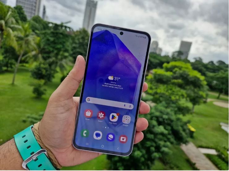 Perangkat smartphone Samsung Galaxy A55 5G. (Rian Alfianto/JawaPos.com )