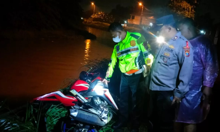 Polisi mengevakuasi Honda CBR 150R yang tercebur ke sungai usai menabrak pembatas jalan. Pengendaranya tewas akibat tenggelam. (Istimewa)