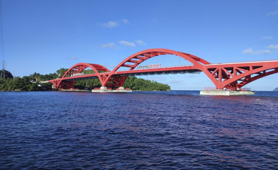 Jembatan Merah Youtefa (Holtekamp) di Kota Jayapura, Papua (15/10/2021). (IDN Times/Herka Yanis)