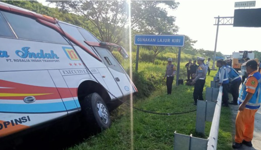Kondisi bus PO Rosalia Indah yang kecelakaan di Tol Batang, Kamis (11/4/2024). (dok. istimewa)