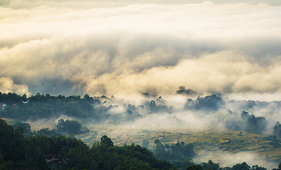 Penampakan keindahan mistis dataran tinggi Batutumonga (Gambar dari Maula Hidayat &ndash; www.shutterstock.com)