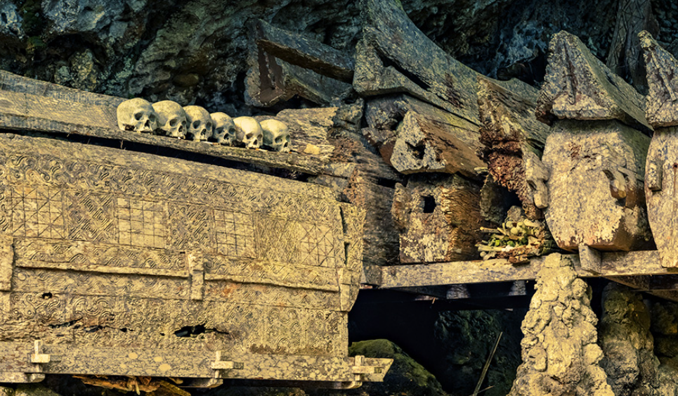 Peninggalan makam batu di Kete Kesu (Gambar dari Michal Knitl &ndash; www.shutterstock.com)