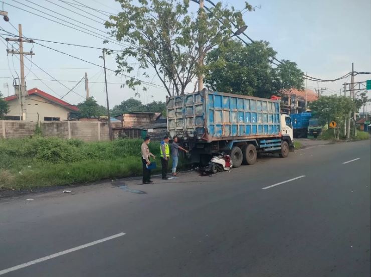 Seorang pengendara motor Honda tewas usai menabrak truk tronton yang parkir di Jalan Tambak Osowilangun, Surabaya (IST/Radar Surabaya)