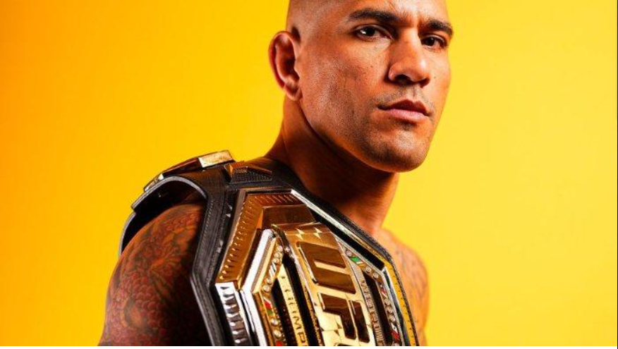 Alex Pereira akan mempertahankan sabuk juara kelas berat ringan pada jadwal UFC 300 yang digelar Minggu (14/4/2024) di T-Mobile Arena, Amerika Serikat.
