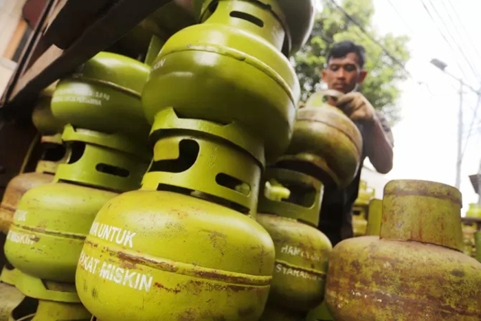 Pekerja menata tabung gas 3 Kg di salah satu agen toko sembako, Manggarai, Jakarta. (Foto: Dery Ridwansah/JawaPos.com)