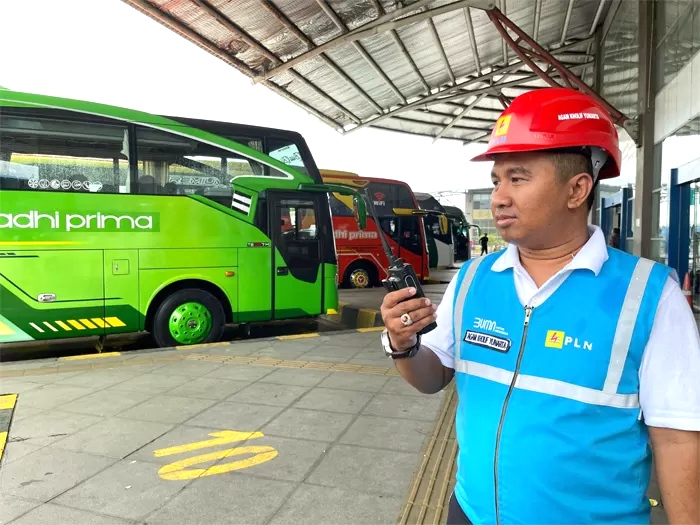 Petugas PLN melakukan pengamanan kelistrikan di Terminal Pulo Gebang, Jakarta Timur. (Istimewa)