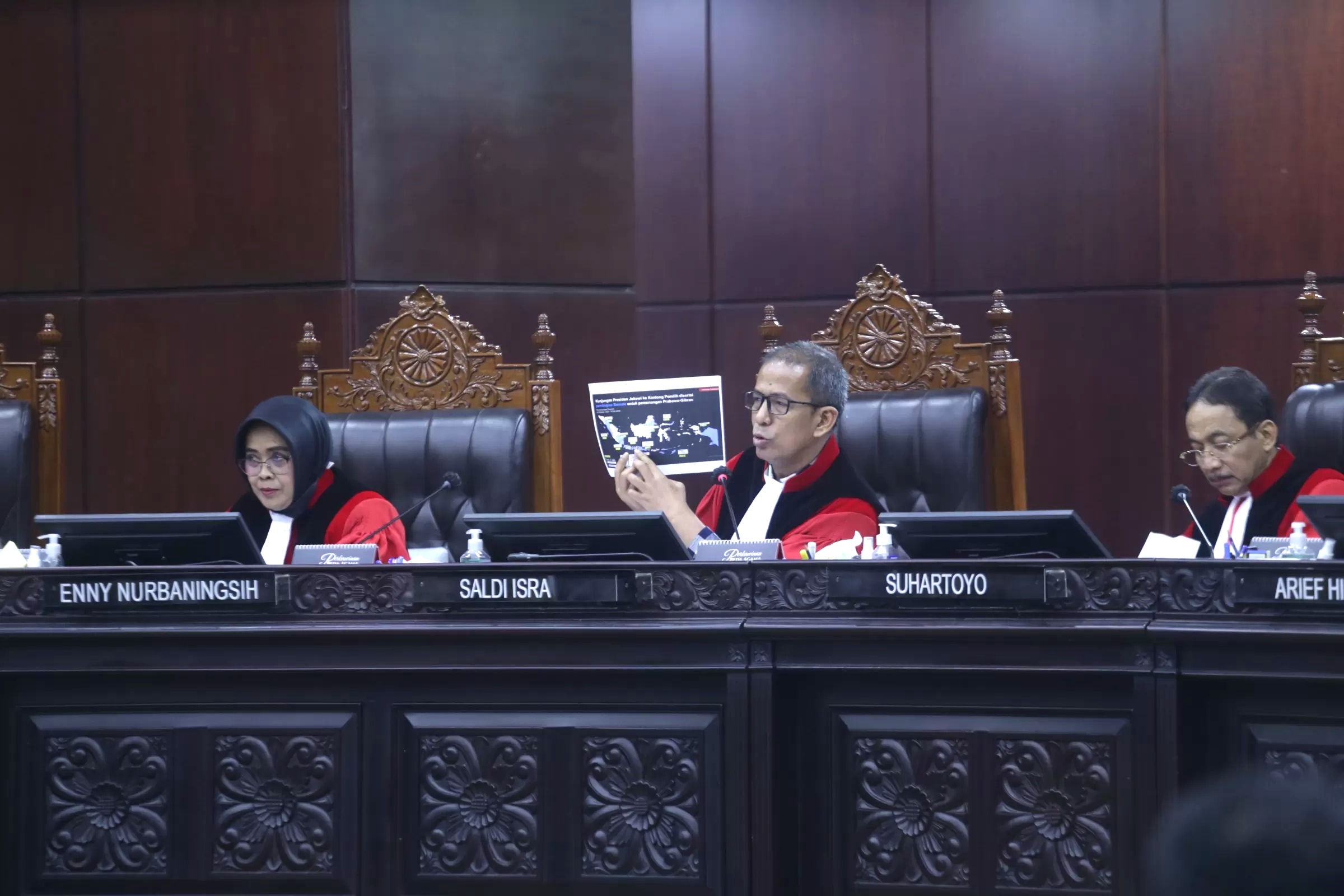 Hakim Konstitusi Saldi Isra bertanya kepada empat menteri dalam sidang lanjutan sengketa hasil Pilpres 2024 di Gedung MK, Jakarta, Jumat (5/4/2024). (DERY RIDWANSAH/ JAWAPOS.COM)