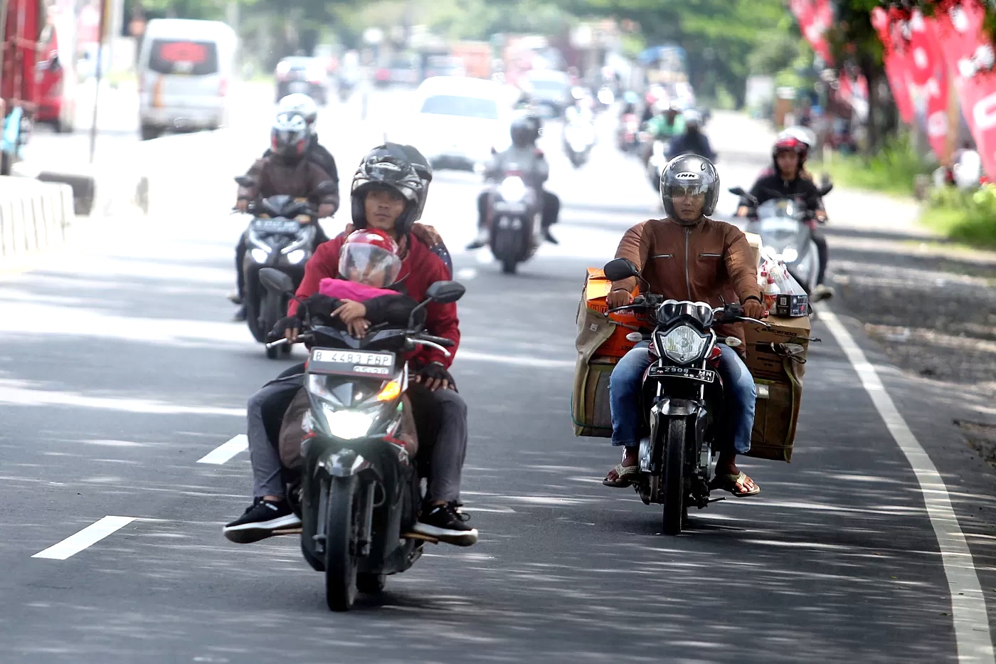 Ilustrasi berkendara jarak jauh dengan sepeda motor. (HARITSAH ALMUDATSIR/JAWA POS)