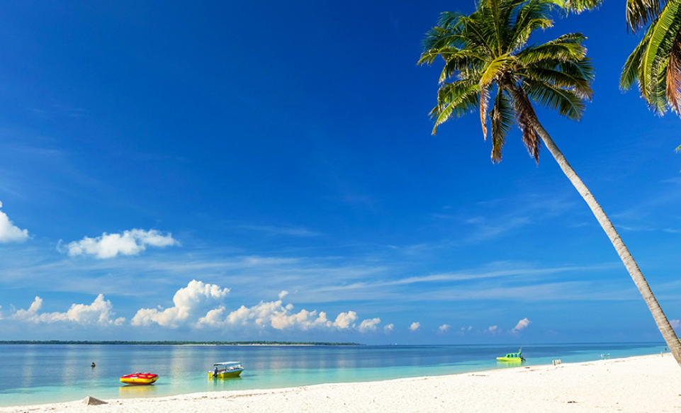 Pantai Tanjung Bira yang bersih dan rapi membuat nyaman berlama-lama disini (Gambar dari Amalia S &ndash; www.shutterstock.com)