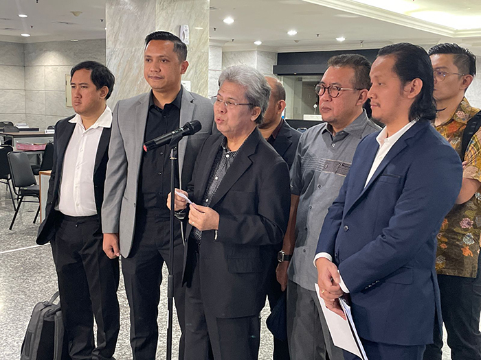 Ketua Deputi Bidang Hukum Tim Pemenangan Nasional (TPN) Ganjar-Mahfud, Todung Mulya Lubis saat menyerahkan kesimpulan sidang perselisihan hasil pemilihan umum (PHPU) atau sengketa hasil Pilpres 2024