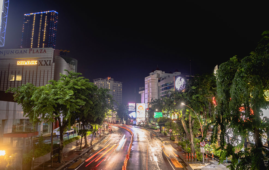 Pemandangan Kota Surabaya di malam hari BATIQA Hotels