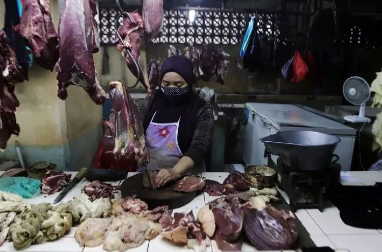 Harga daging sapi di Surabaya mengalami kenaikan menjelang lebaran lalu, dan diprediksi akan kembali turun setelah musim libur selesai. (ANDY S/RADAR SURABAYA)