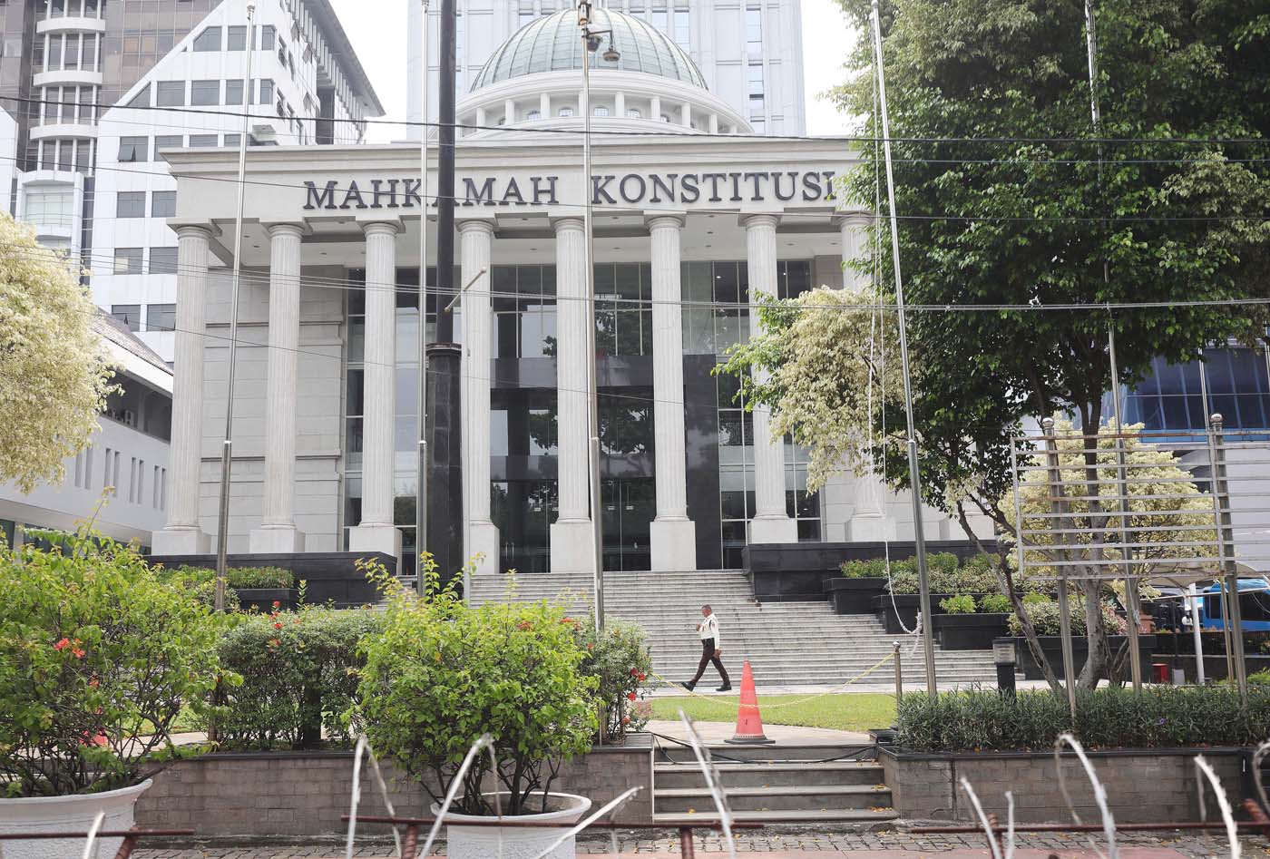 Suasana Pengamanan di Gedung Mahkamah Konstitusi yang diperketat jelang sidang perdana perselisihan hasil pemilhan umum (PHPU) Pilpres 2024, Selasa (26/5/2024). (FEDRIK TARIGAN/ JAWA POS)