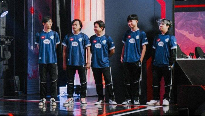 Kegembiraan para penggawa EVOS Glory setelah menang dari ONIC Esports dengan skor 2-0 di MPL ID S13, Jumat (19/4/2024).