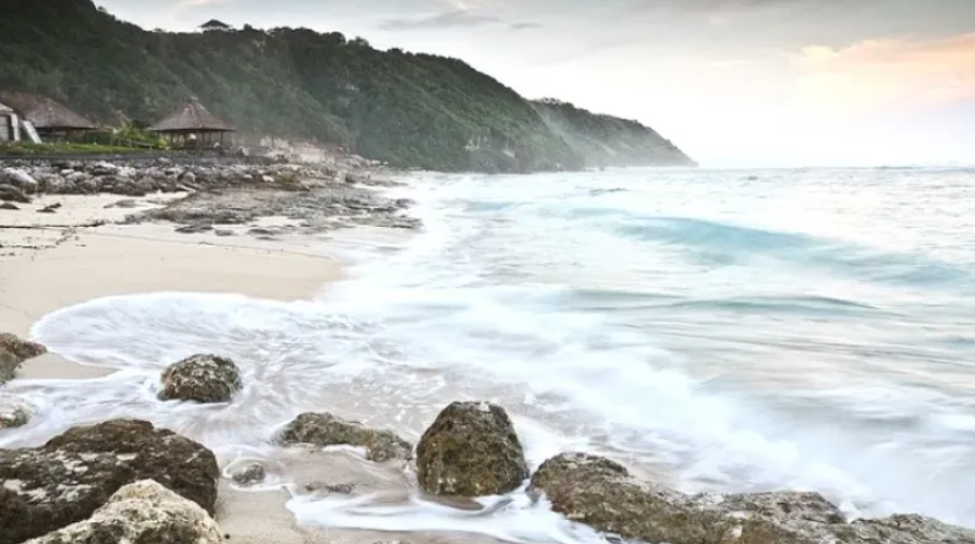 Pantai Pemutih, photo by raskitatour.com