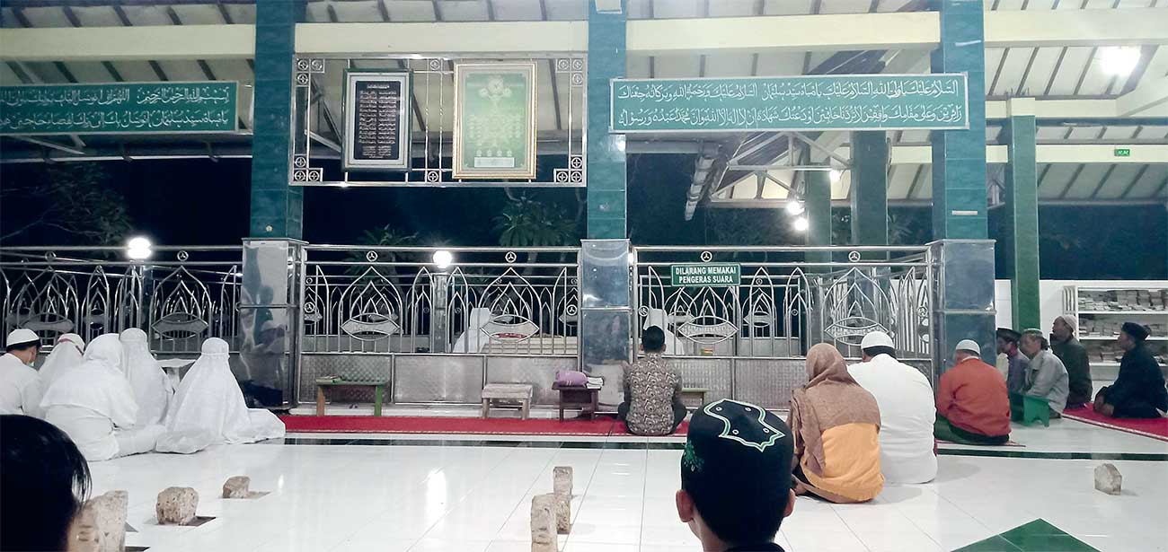 JUJUKAN PEZIARAH: Sejumlah peziarah mengunjungi makam Mbah Sayyid Sulaiman di Dusun Rejoslamet, Desa Mancilan, Kecamatan Mojoagung, Kabupaten Jombang. (JAWA POS RADAR JOMBANG)
