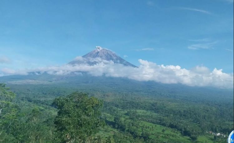 Gunung Semeru erupsi pada Minggu (21/4/2024) pukul 07.47 WIB. ANTARA/HO-PVMBG/