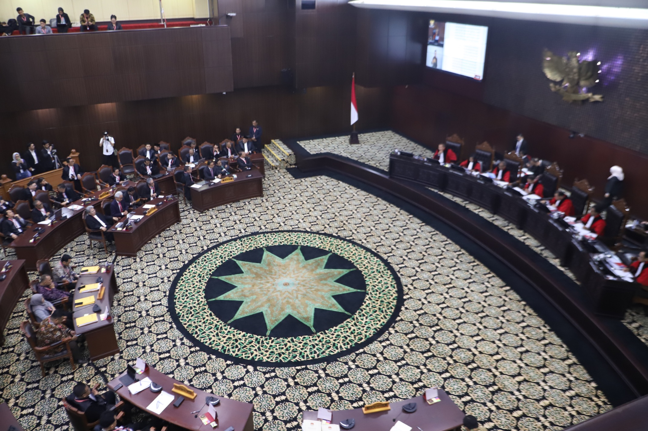 Mahkamah Konstitusi (MK) menggelar sidang putusan sengketa Perselisihan Hasil Pemilihan Umum (PHPU) 2024. Sidang pembacaan putusan dipimpin langsung oleh Ketua MK Suhartoyo.