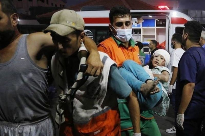 Petugas medis membawa korban serangan Israel ke sebuah rumah sakit di Gaza. (Anadolu Agency/Antara)