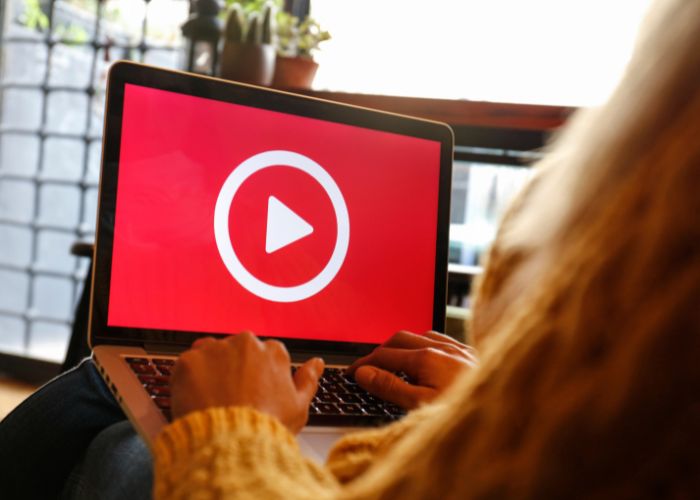 Ilustrasi Nonton Video Menghasilkan Uang