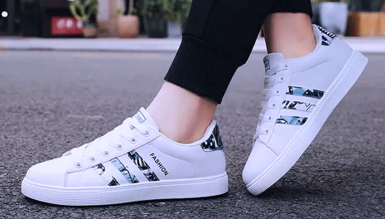 Sepatu adidas wanita.