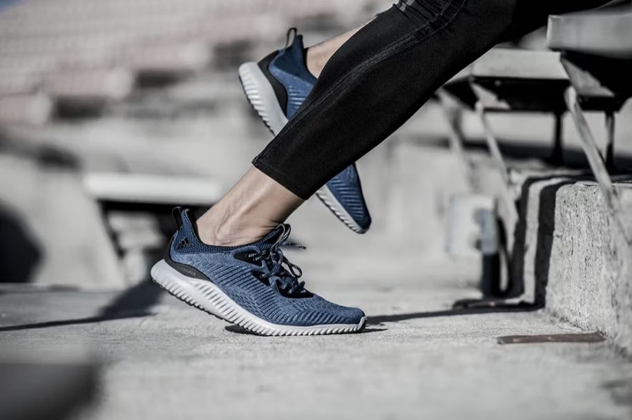 Sepatu lari adidas. (hypebeast.com)