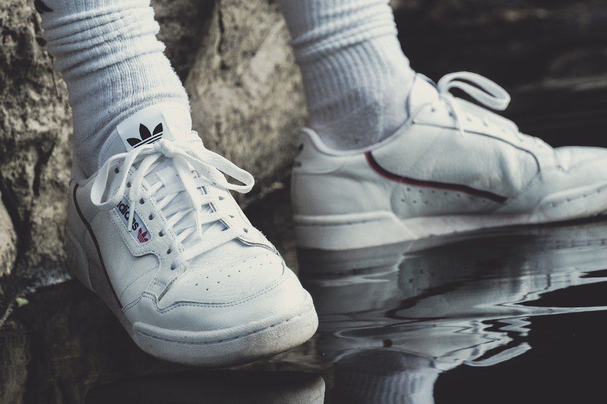 Sepatu casual adidas. (pexels.com)