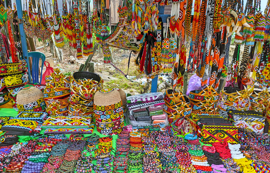 Kerajinan Suku Dayak. (Sumber: NovRiz Photography &ndash; Shutterstock)